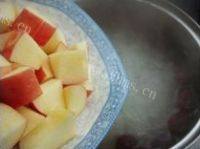 美味的苹果银耳红枣汤