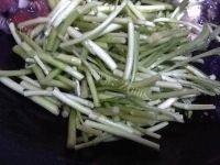 家常菜藜蒿炒腊肉做法图解7)