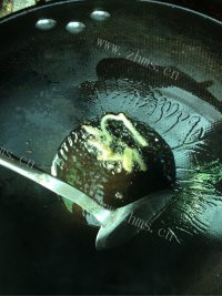 色味俱佳的辣椒炒鸡蛋做法图解3)