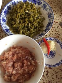 美味的酸豆角炒肉末做法图解2)