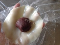 可口的榴莲冰皮月饼做法图解11)
