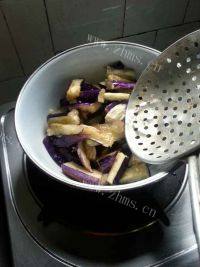 美味的茄子煲做法图解3)
