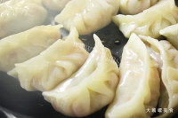 美味的酸笋辣条饺子做法图解9)