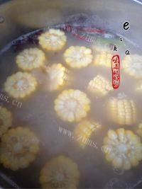 美味的排骨玉米汤做法图解8)