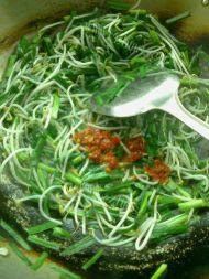 十分可口的韭菜炒豆芽做法图解3)