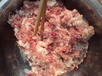 简易猪肉芹菜馅饼做法图解2)