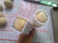 美味的紫薯蛋黄月饼做法图解14)