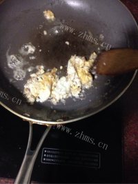 美味的腊肠鸡蛋炒饭做法图解6)