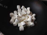 营养丰富的黑芝麻花生牛轧糖做法图解4)