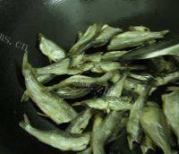 香脆的煎小鱼做法图解4)