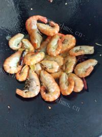 美味的红烧虾做法图解4)