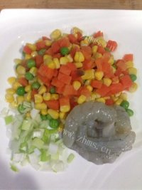 鲜美的什锦虾仁煲仔饭做法图解1)