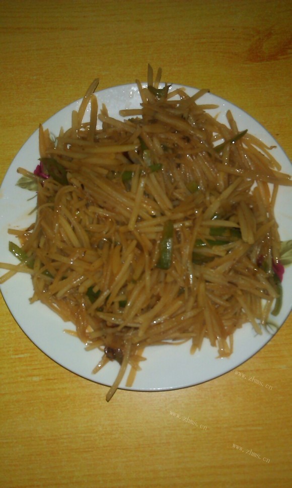 色泽鲜亮的清炒土豆丝