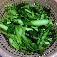 家常菜素炒芥蓝做法图解1)