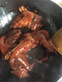 美味的秘制猪脚做法图解7)