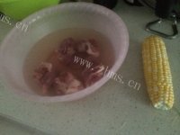 美味的玉米龙骨汤做法图解1)