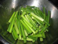 五花肉炒蒜苔做法图解1)
