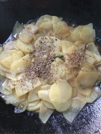 孜然土豆片做法图解4)