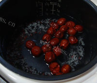 美味的黑米红豆红枣粥做法图解7)
