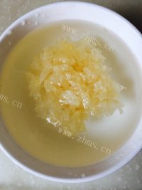 营养的桃胶皂米银耳羹做法图解3)