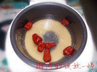 美味早餐小米红枣粥做法图解2)