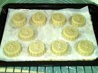 自制广式莲蓉蛋黄月饼做法图解17)