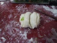 口感极佳的葱香小花卷做法图解11)