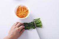 家常菜凉拌菠菜粉丝做法图解3)