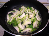 美味的炝拌儿菜做法图解3)