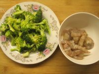 家常菜西兰花炒虾仁做法图解1)
