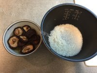 营养的麻油香菇肉粥做法图解2)