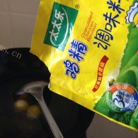 美味可口的火锅丸子蔬菜汤做法图解4)