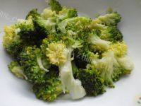 好吃不腻的木耳炒西兰花做法图解1)