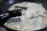 美味的鱼骨豆腐汤做法图解7)