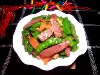 家常菜荷兰豆炒腊肠做法图解7)