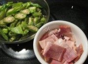 美味的咸肉片炒秋葵做法图解1)