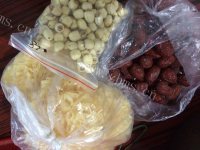 甜而不腻的莲子雪耳炖冰糖做法图解1)