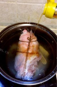 美味鲍汁糯肘做法图解1)