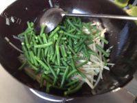 美味的豇豆炒土豆丝做法图解5)