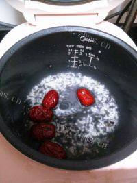 美味早餐黑米红枣粥做法图解2)