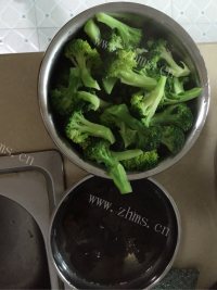 香气浓郁的西兰花炒木耳做法图解2)