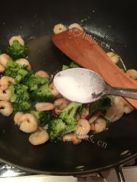 好吃的虾仁西兰花炒蘑菇做法图解13)