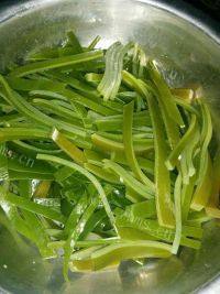 家常菜海带炒肉做法图解2)