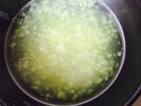美味青笋瘦肉粥做法图解7)