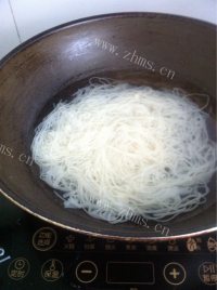 美味的奶白草鱼汤做法图解3)