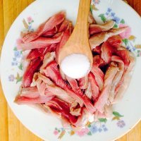 美味的孜然里脊肉做法图解3)