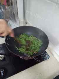 美味的线豆炒土豆做法图解4)