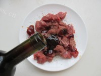 美味红酒牛肉意面做法图解4)