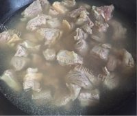 美味萝卜炖牛肋条做法图解4)