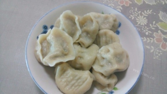 芳香四溢的猪肉韭菜饺子